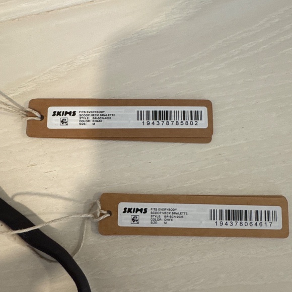 SKIMS Fits Everybody Scoop Neck Bralette - Picture 4 of 4